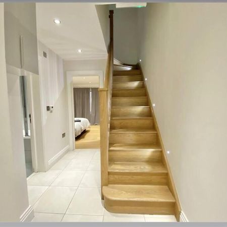 Luxury 4-Bed Apartment With Balcony & Garden, Near Emirates Stadium, 15 Mins To Central ロンドン エクステリア 写真