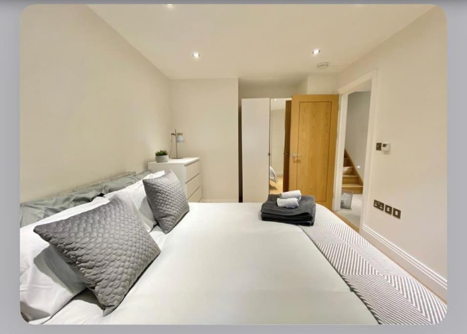 Luxury 4-Bed Apartment With Balcony & Garden, Near Emirates Stadium, 15 Mins To Central ロンドン エクステリア 写真