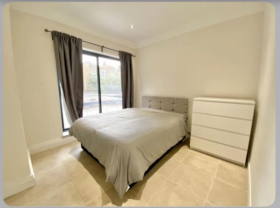 Luxury 4-Bed Apartment With Balcony & Garden, Near Emirates Stadium, 15 Mins To Central ロンドン エクステリア 写真