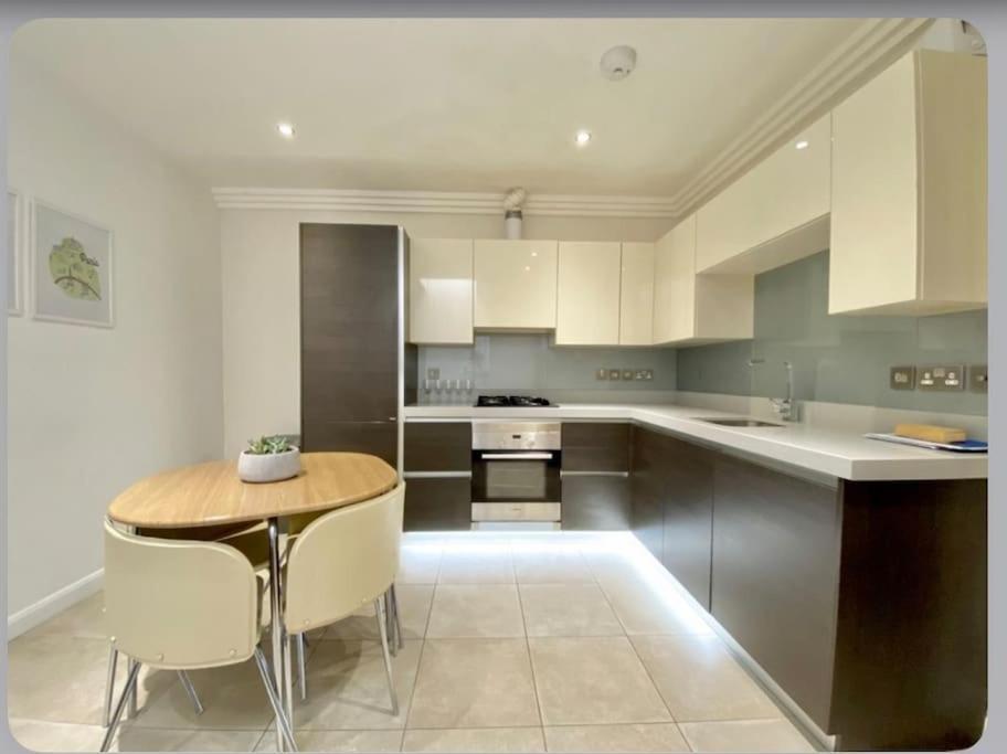 Luxury 4-Bed Apartment With Balcony & Garden, Near Emirates Stadium, 15 Mins To Central ロンドン エクステリア 写真