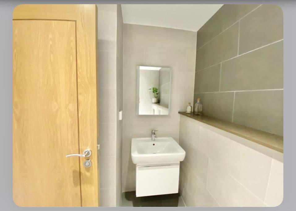 Luxury 4-Bed Apartment With Balcony & Garden, Near Emirates Stadium, 15 Mins To Central ロンドン エクステリア 写真