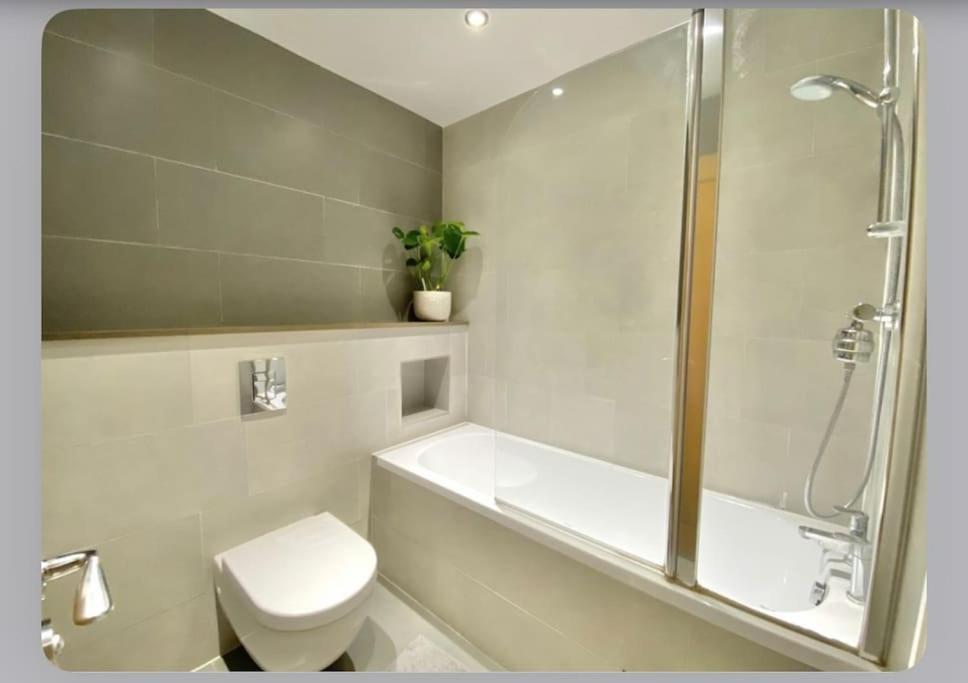 Luxury 4-Bed Apartment With Balcony & Garden, Near Emirates Stadium, 15 Mins To Central ロンドン エクステリア 写真