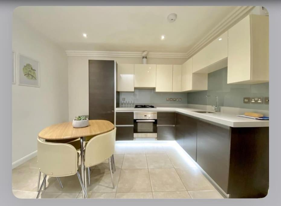 Luxury 4-Bed Apartment With Balcony & Garden, Near Emirates Stadium, 15 Mins To Central ロンドン エクステリア 写真
