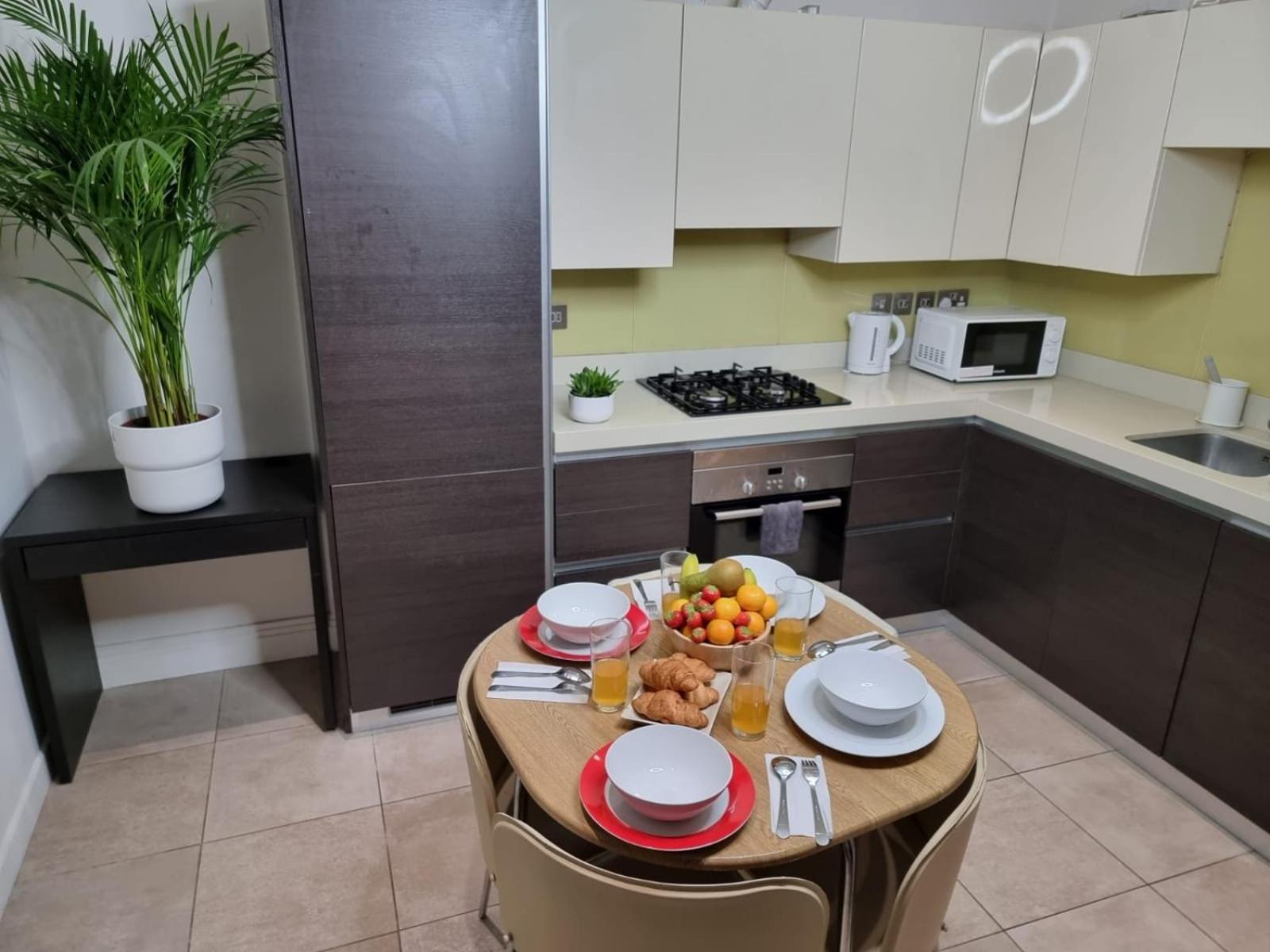 Luxury 4-Bed Apartment With Balcony & Garden, Near Emirates Stadium, 15 Mins To Central ロンドン エクステリア 写真